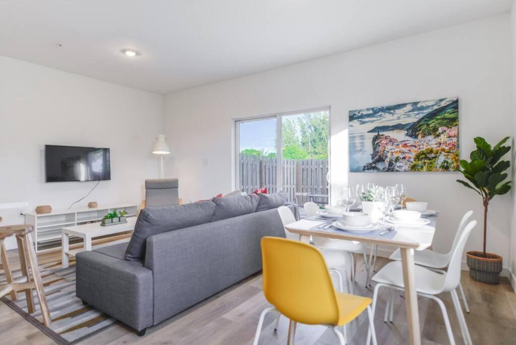 Amazing Town House 15 Min From The Beach Wfree Parking Casa de férias
