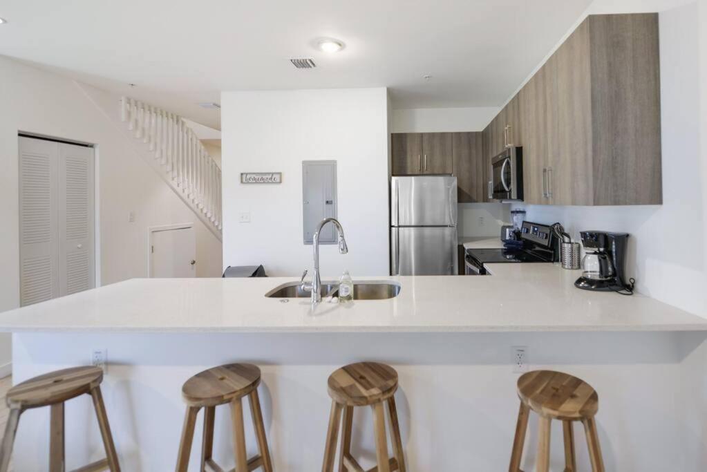 Casa de férias Amazing Town House 15 Min From The Beach Wfree Parking