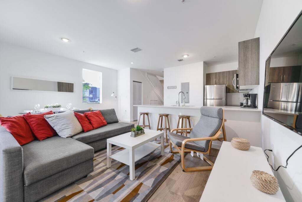 Casa de férias Amazing Town House 15 Min From The Beach Wfree Parking *