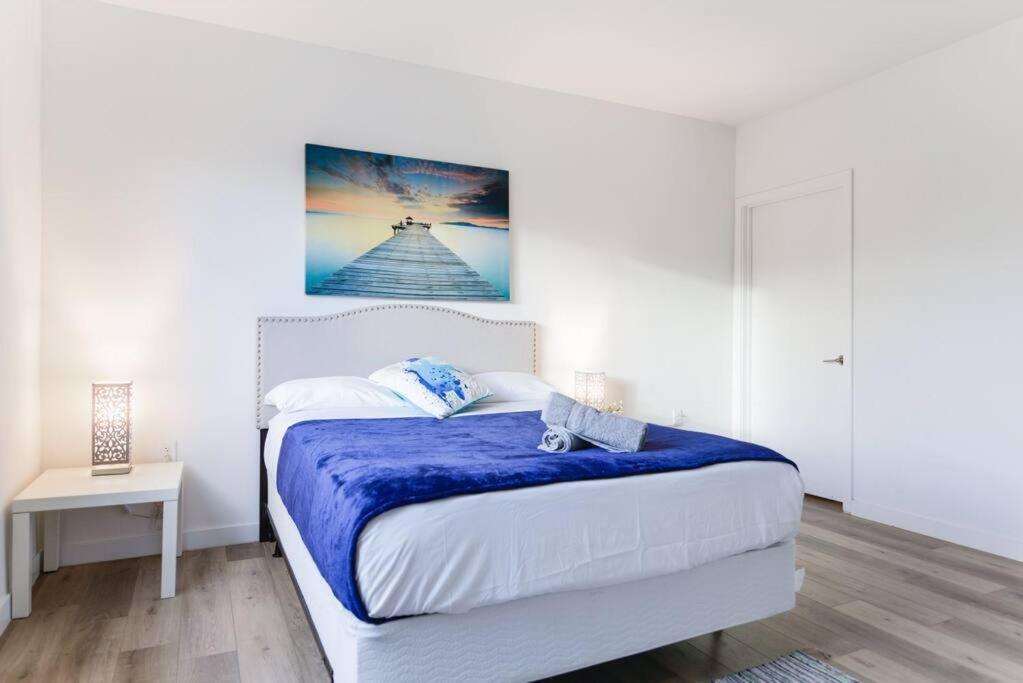 Casa de férias Amazing Town House 15 Min From The Beach Wfree Parking