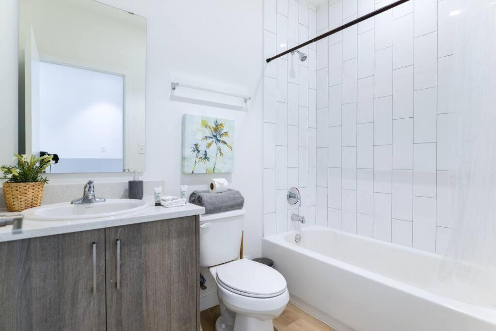 Casa de férias Amazing Town House 15 Min From The Beach Wfree Parking
