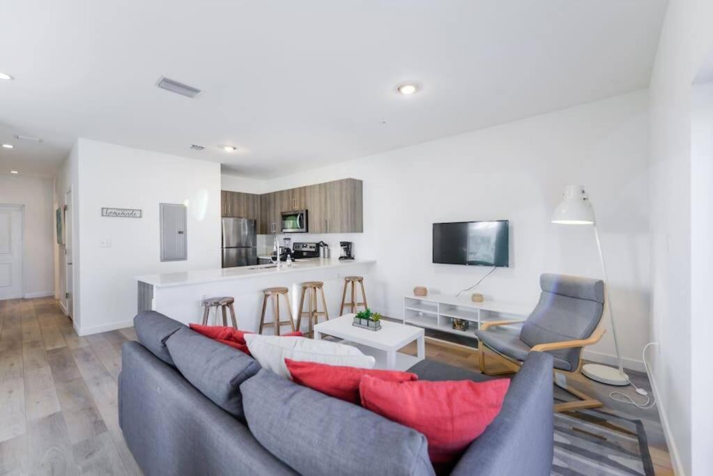 Amazing Town House 15 Min From The Beach Wfree Parking Casa de férias