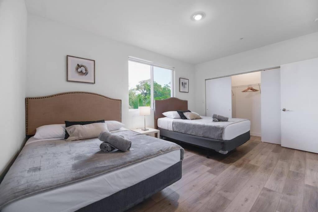 Casa de férias Amazing Town House 15 Min From The Beach Wfree Parking