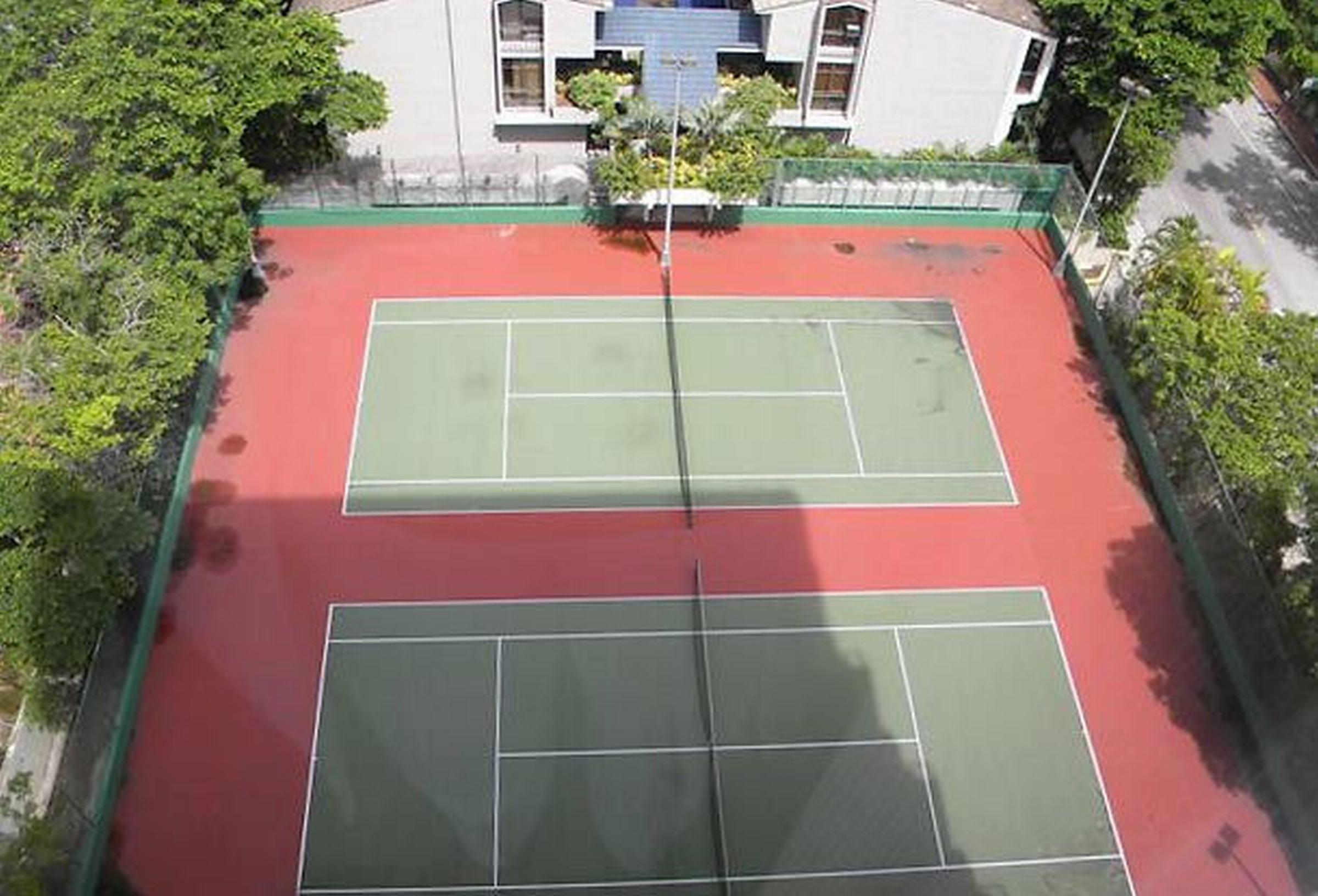 Hotel Courtyard Coconut Grove