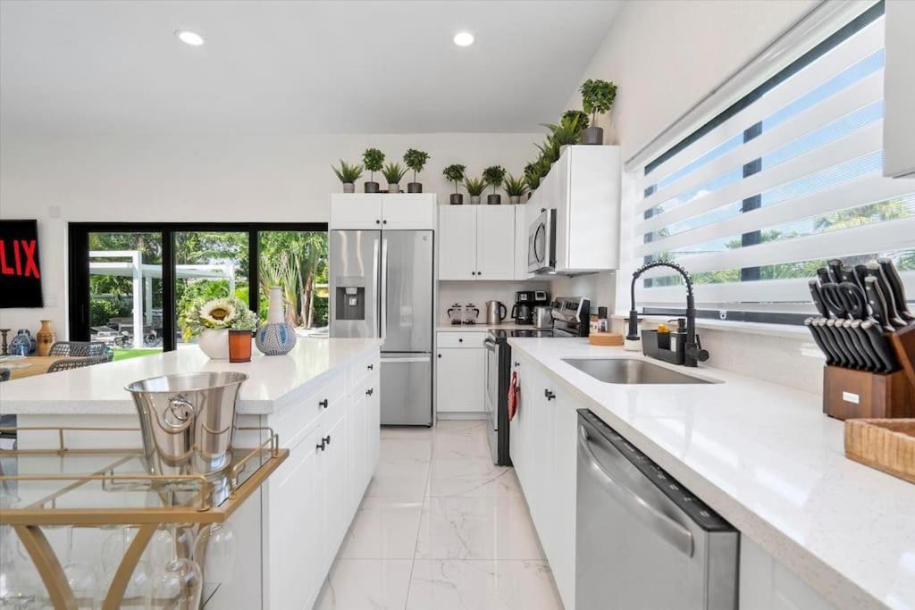 Villalee-jungle Palm Island White Marble Pool Area Holiday home Miami