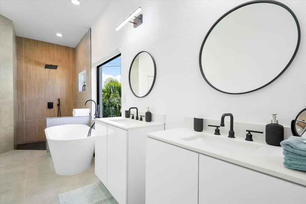 Holiday home Villalee-jungle Palm Island White Marble Pool Area Miami