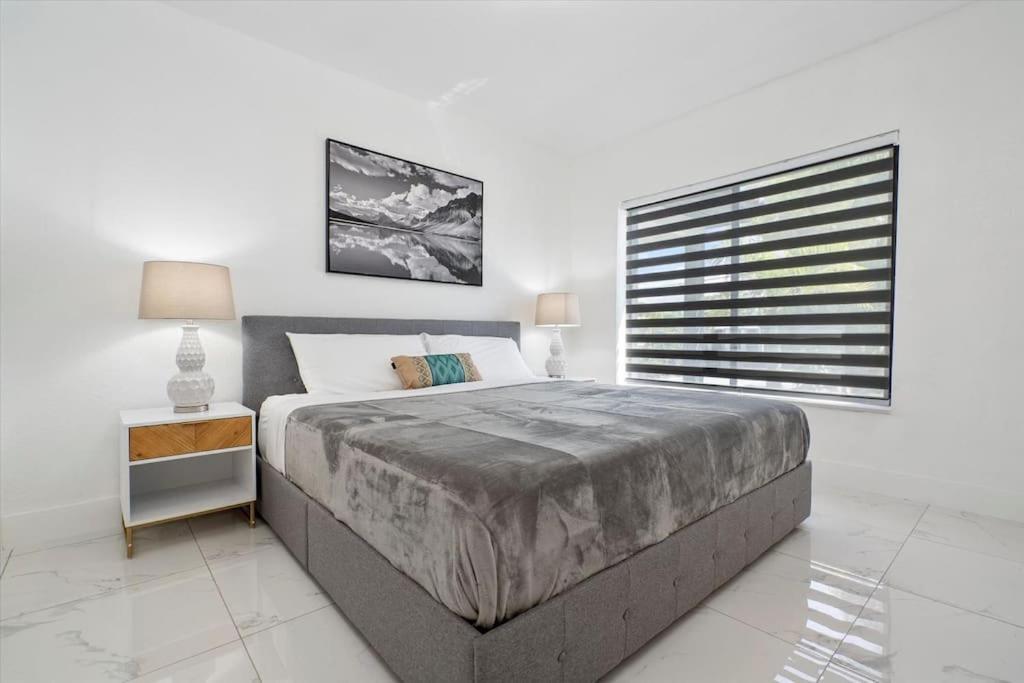 Villalee-jungle Palm Island White Marble Pool Area Holiday home Miami