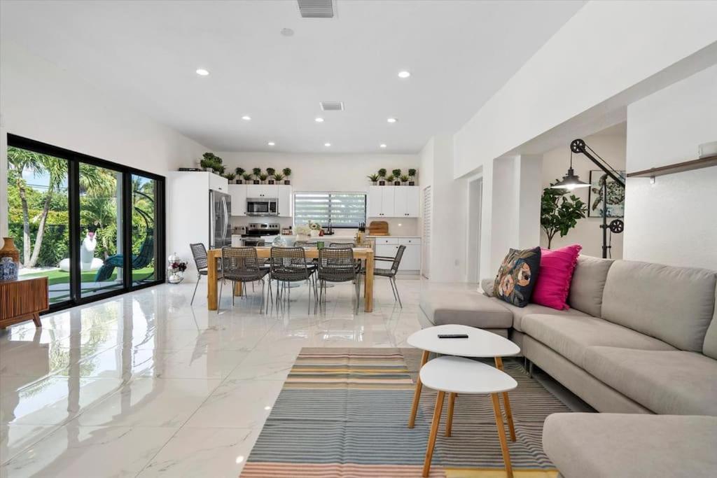 Holiday home Villalee-jungle Palm Island White Marble Pool Area Miami