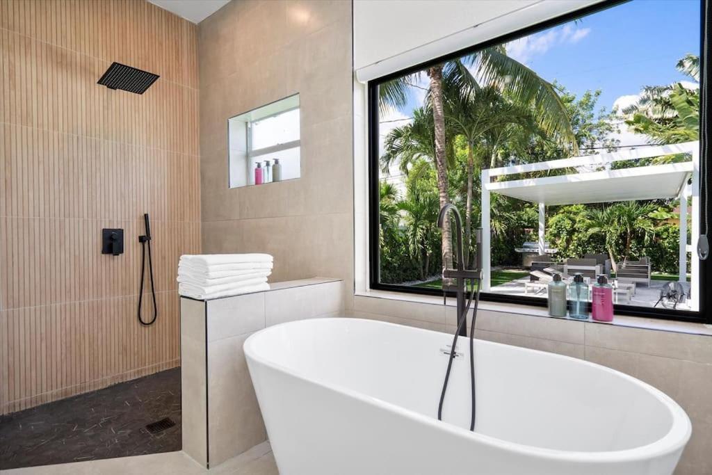 Villalee-jungle Palm Island White Marble Pool Area Holiday home *