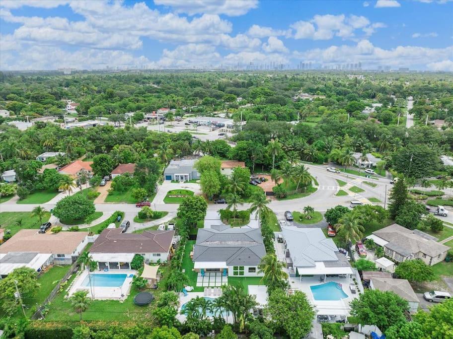 Villalee-jungle Palm Island White Marble Pool Area Holiday home Miami