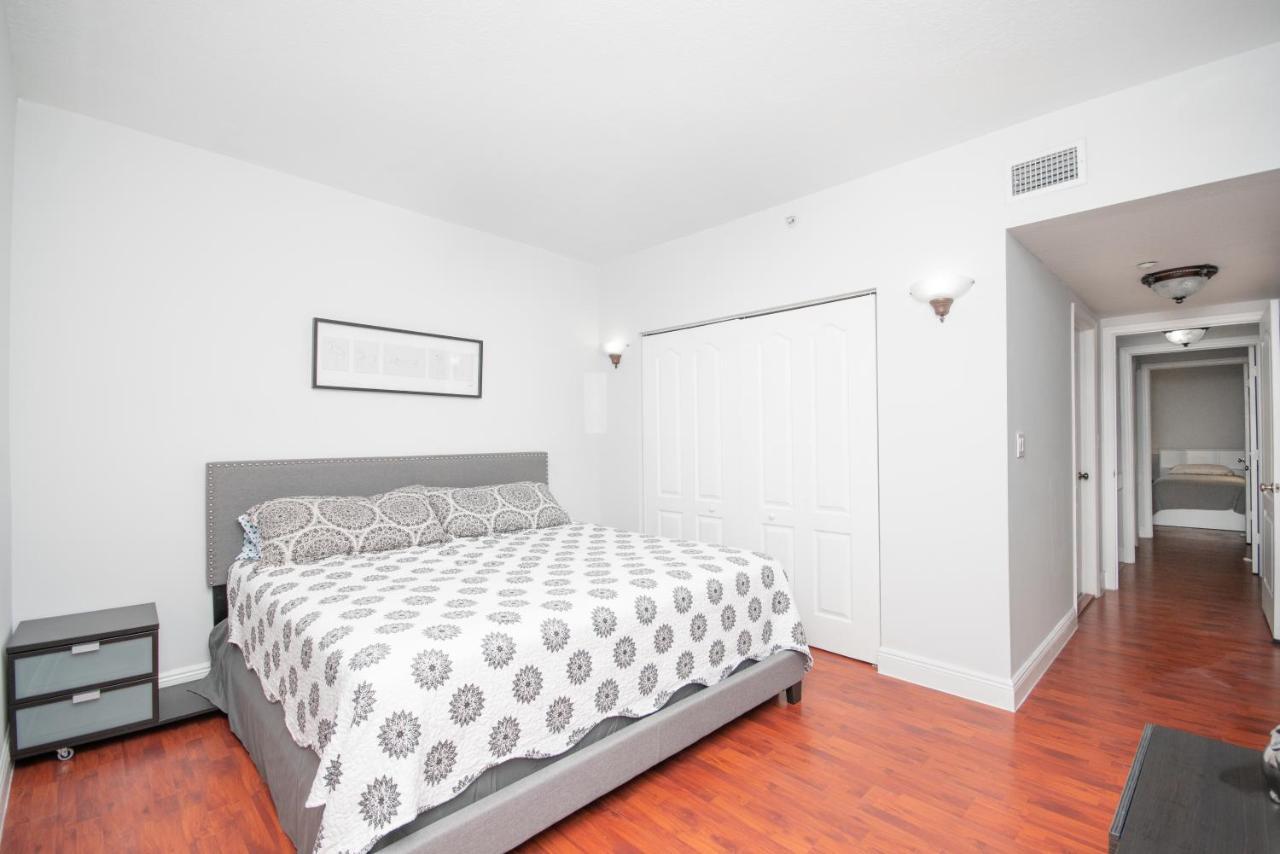 Apartment Beautiful 2/2.5 W/free Parking Fast Wifi