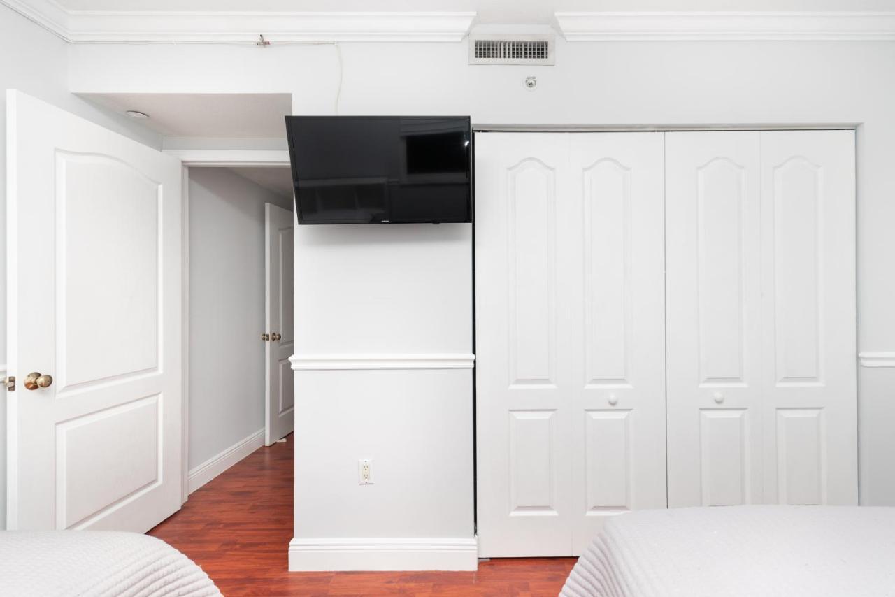 Apartment Beautiful 2/2.5 W/free Parking Fast Wifi *