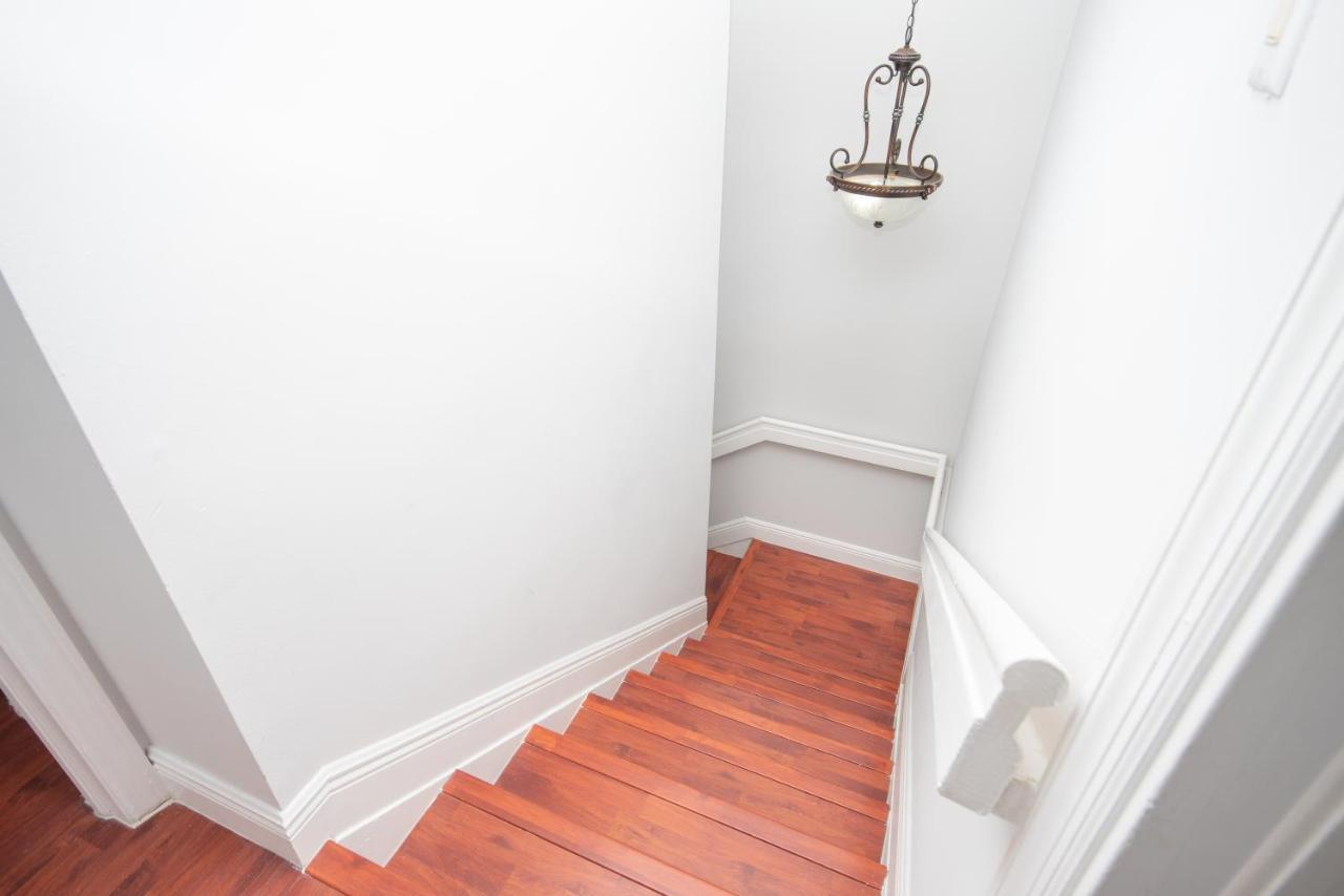 Beautiful 2/2.5 W/free Parking Fast Wifi