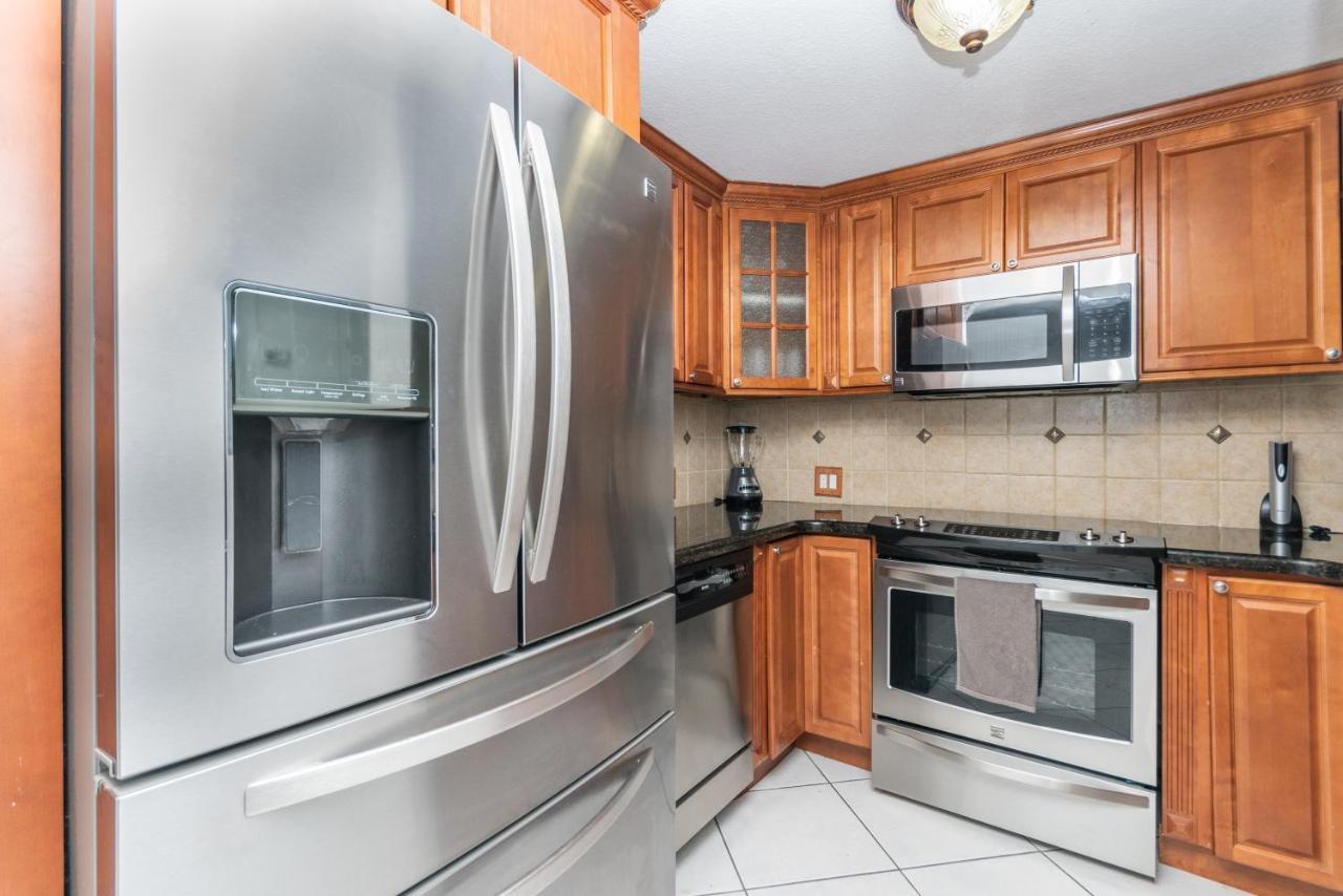 Beautiful 2/2.5 W/free Parking Fast Wifi Apartment