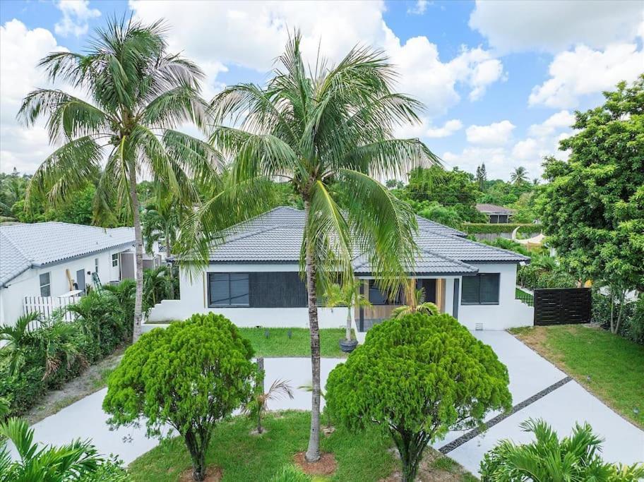 Villalee-jungle Palm Island White Marble Pool Area Holiday home *