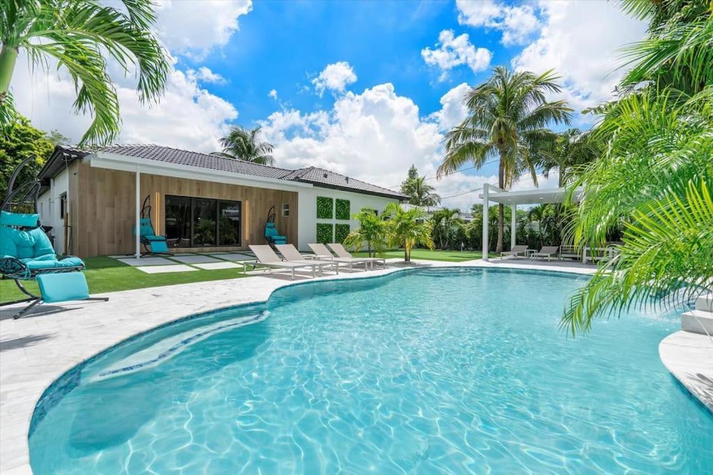 Holiday home Villalee-jungle Palm Island White Marble Pool Area