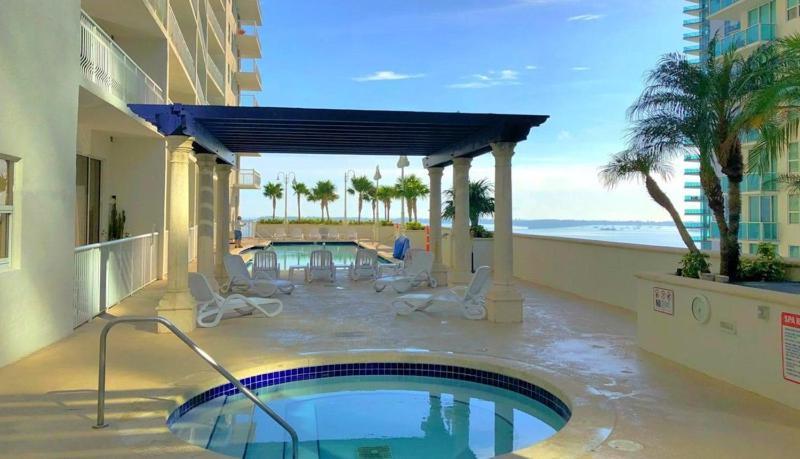 Lovely With & Ocean Views. Sleep Up To 6 People! Apartment