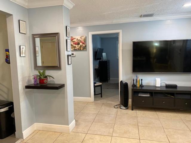 Modern 2/1 Near Midtown And Beaches Apartment Miami