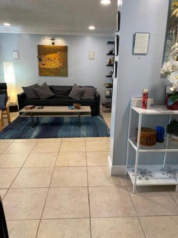 Apartment Modern 2/1 Near Midtown And Beaches Miami