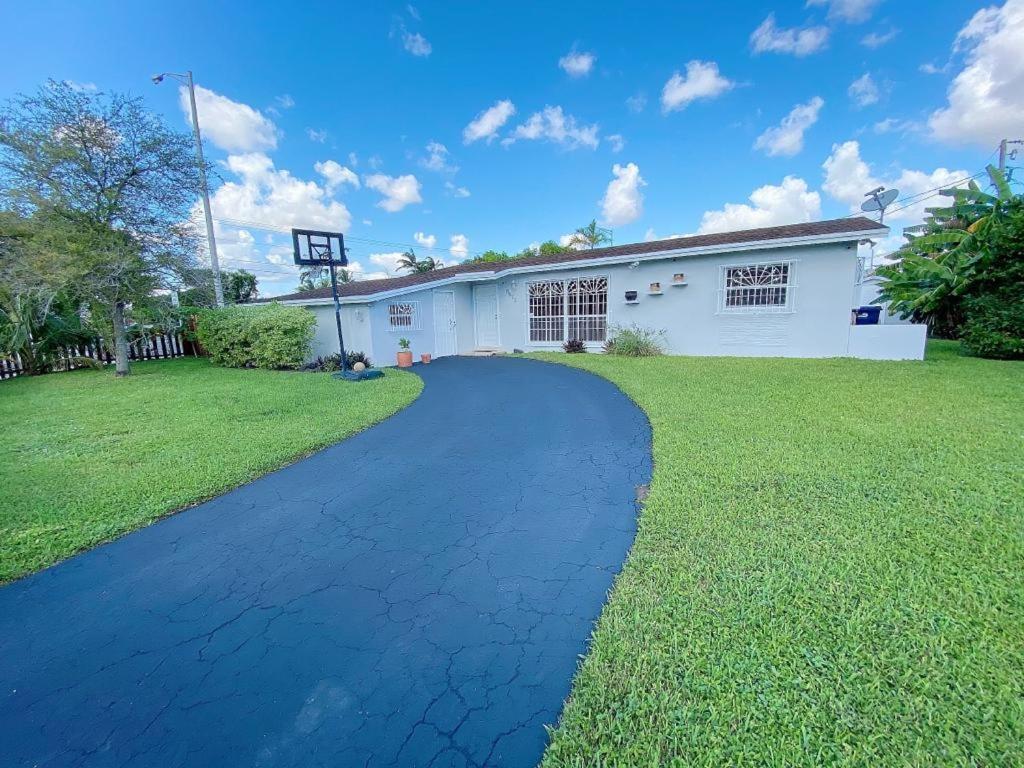 Beautiful 13 Minutes Away From Mia Holiday home Miami