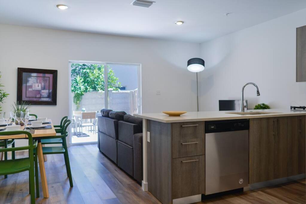 Apartment Awesome Townhouse 15 Minutes From The