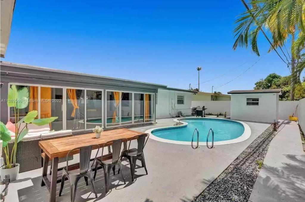 Luxury Pool // 5bd 4ba Villa