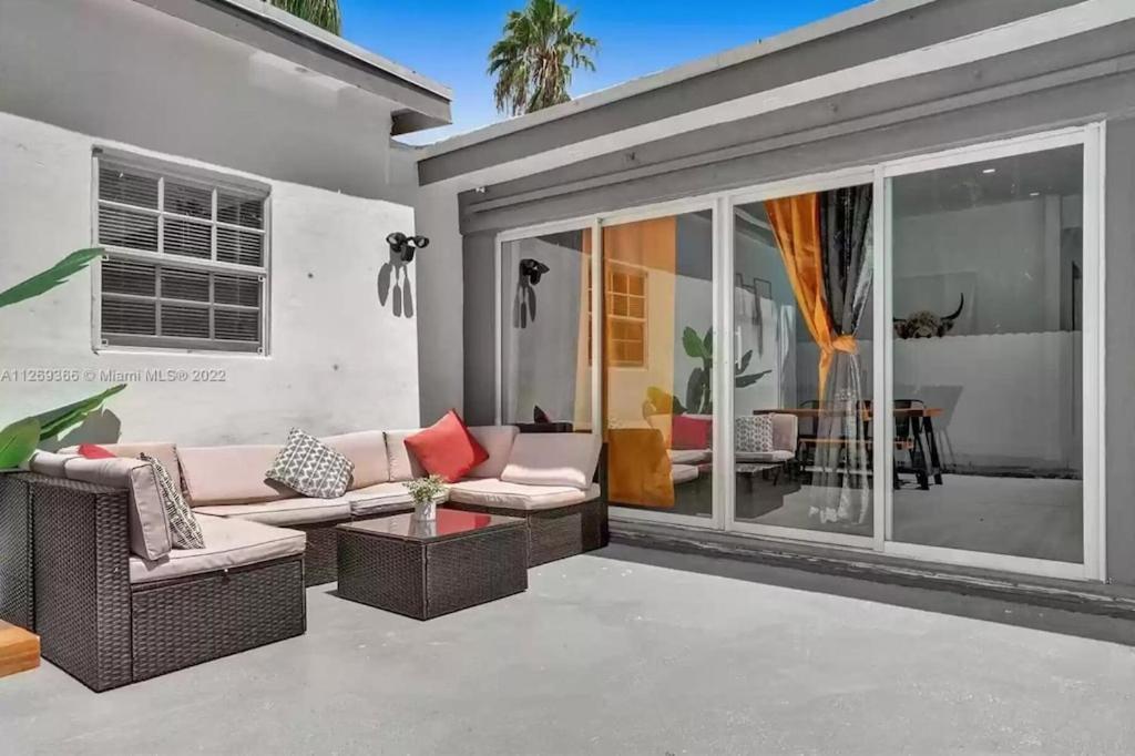 Luxury Pool // 5bd 4ba *