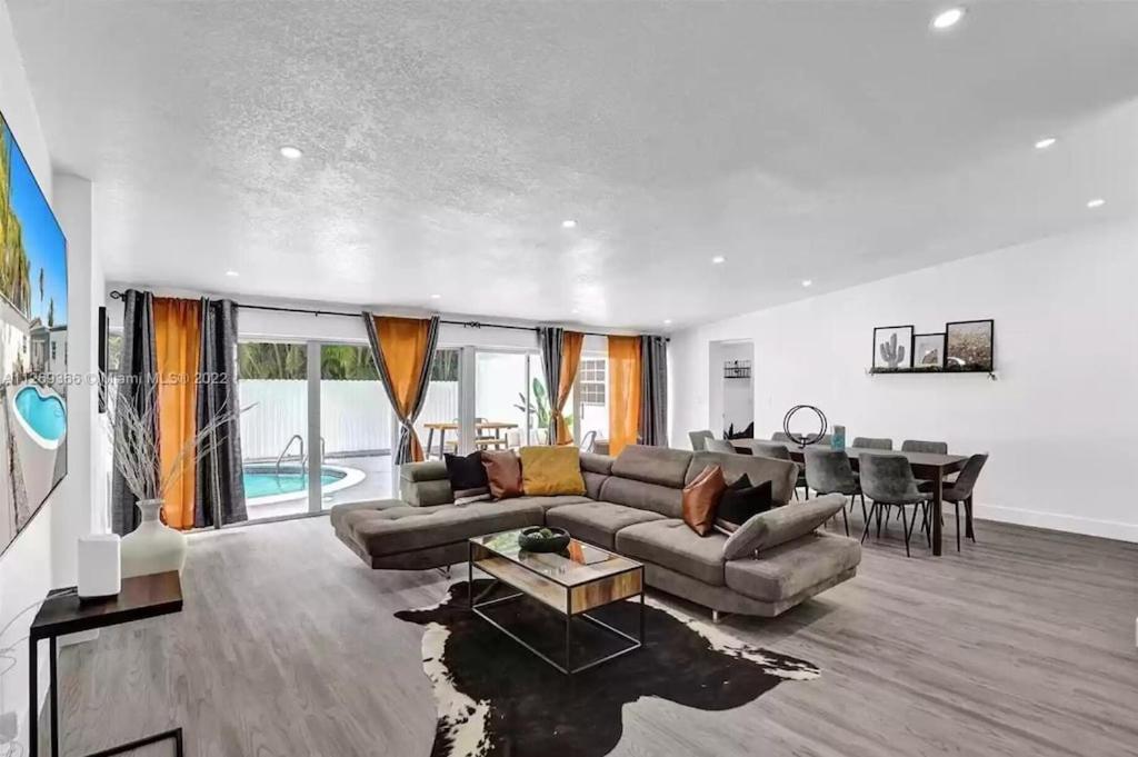 Villa Luxury Pool // 5bd 4ba