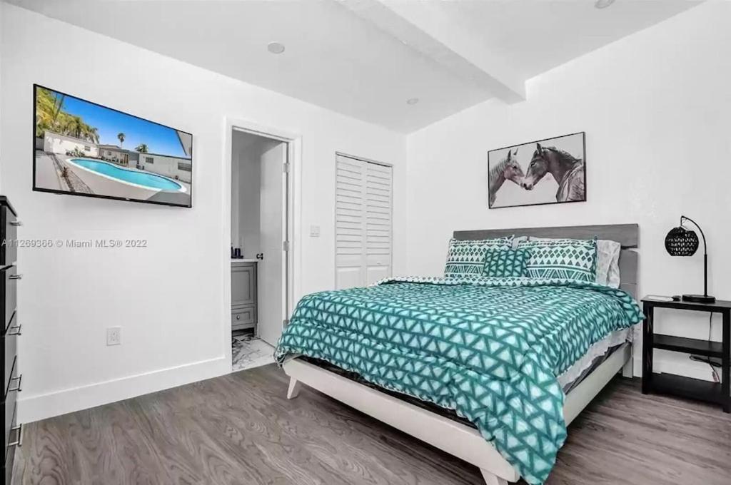 Luxury Pool // 5bd 4ba *
