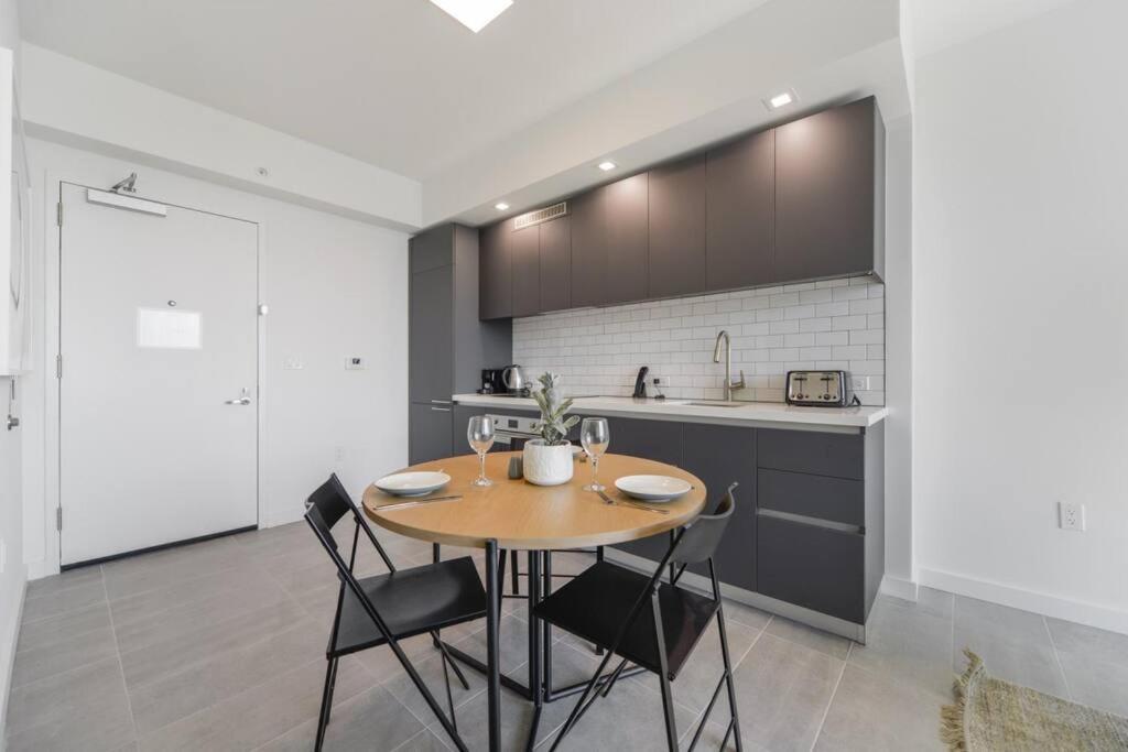 Wonderful 1 Bedroom With At Downtown Apartment *
