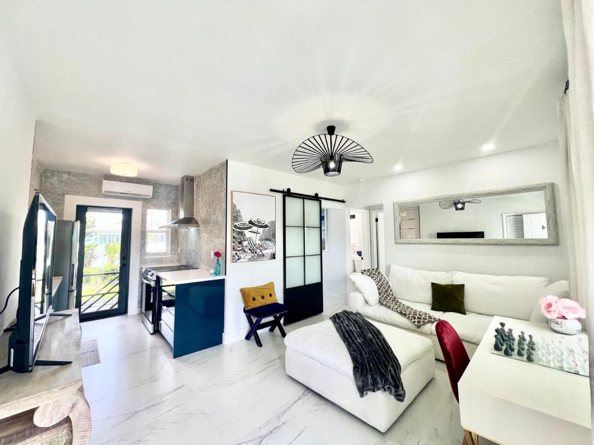 The Carrington: Multi-unit Retreat With Apartment