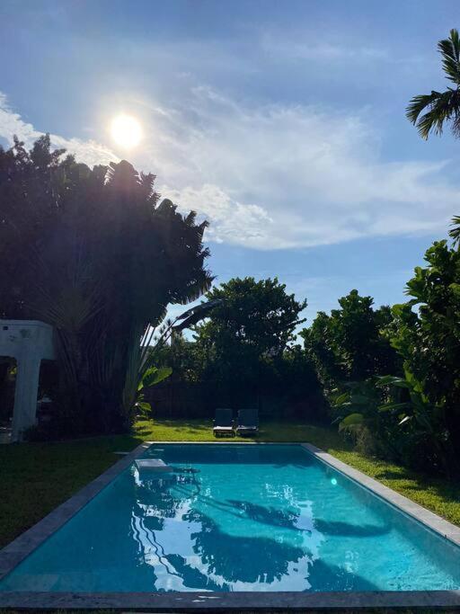 With Large Pool Casa de férias *