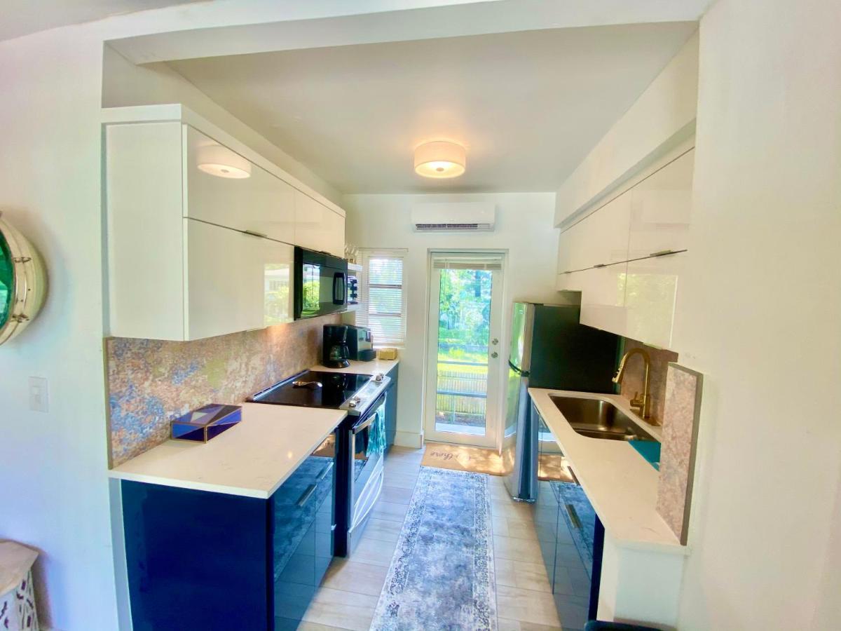 The Carrington: Multi-unit Retreat With Apartment