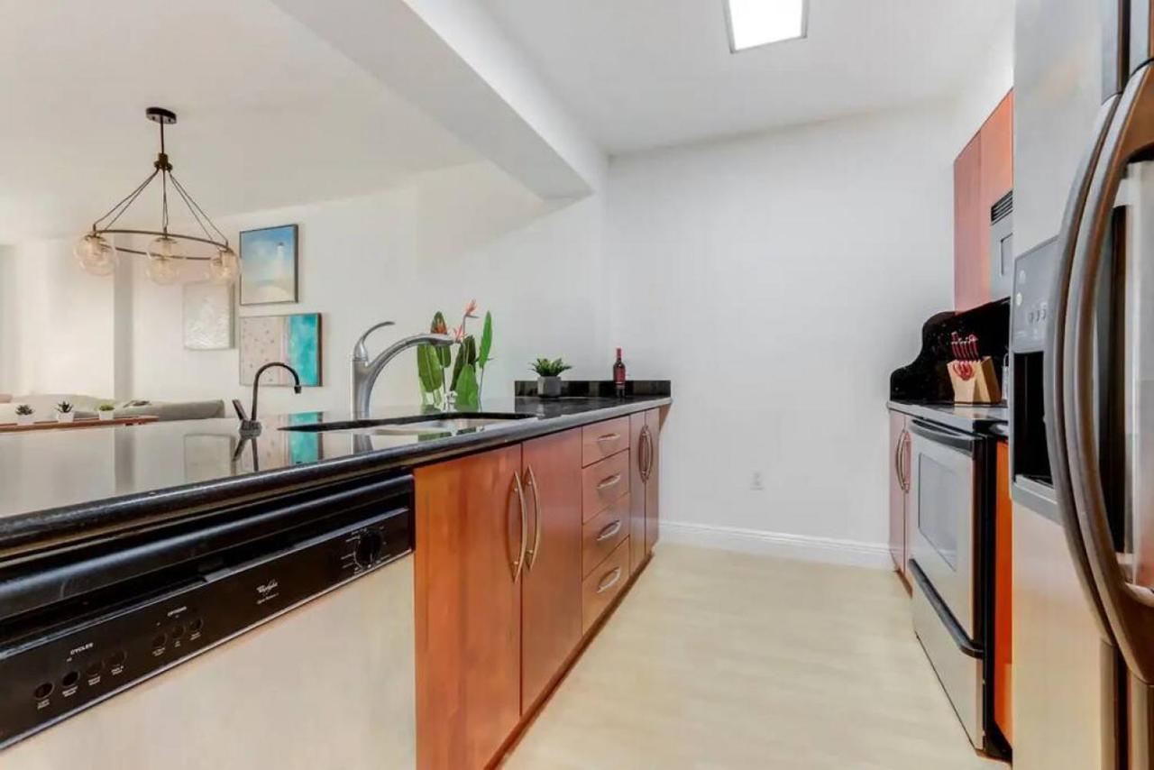 Luxe 1br With Balcony Bay View Pool Gym Parking Miami
