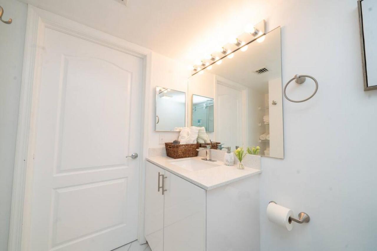 2bed 2 Bath Airbnb Friendly Building With Pool, Hot Tub, And Gym *