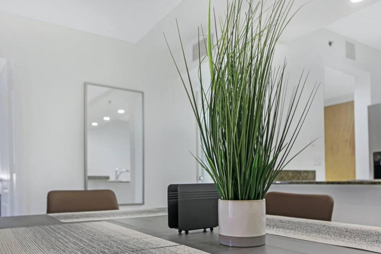 Deluxe 1 Bedroom With Pool, Parking, Balcony And Ocean Views * Miami