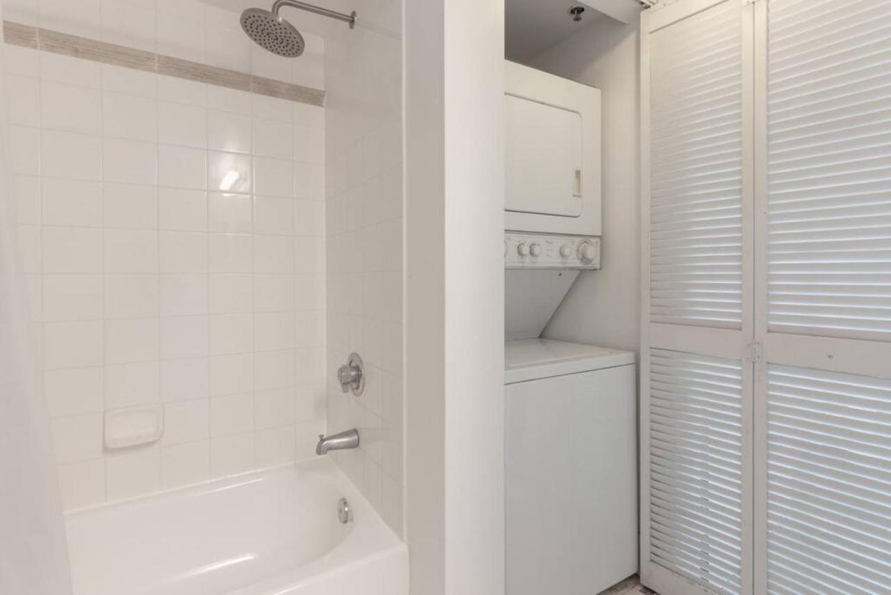 Sunshine Ocean And Views 1 Bedroom Paradise With Parking *