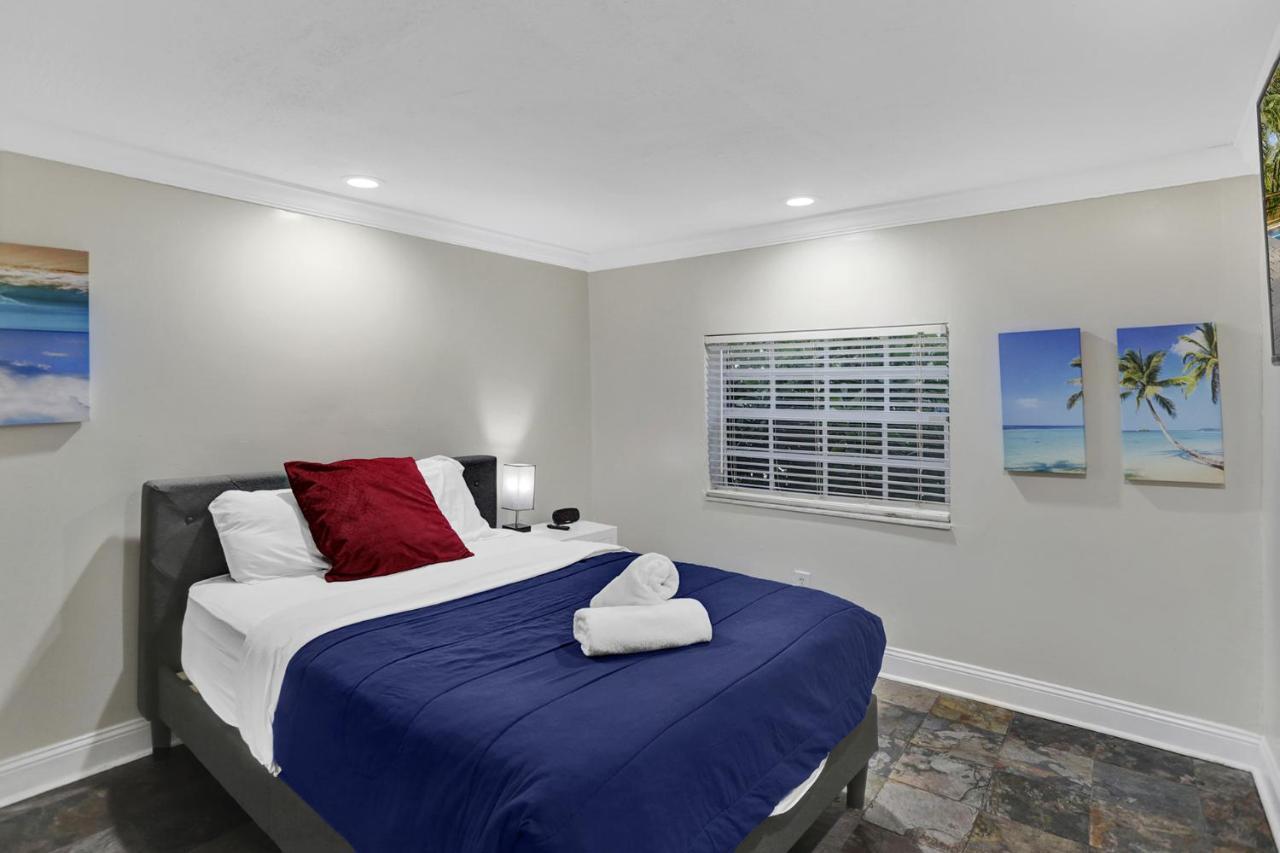 Casa Ria Luxury House & Private Pool Near Aventura Mall Villa