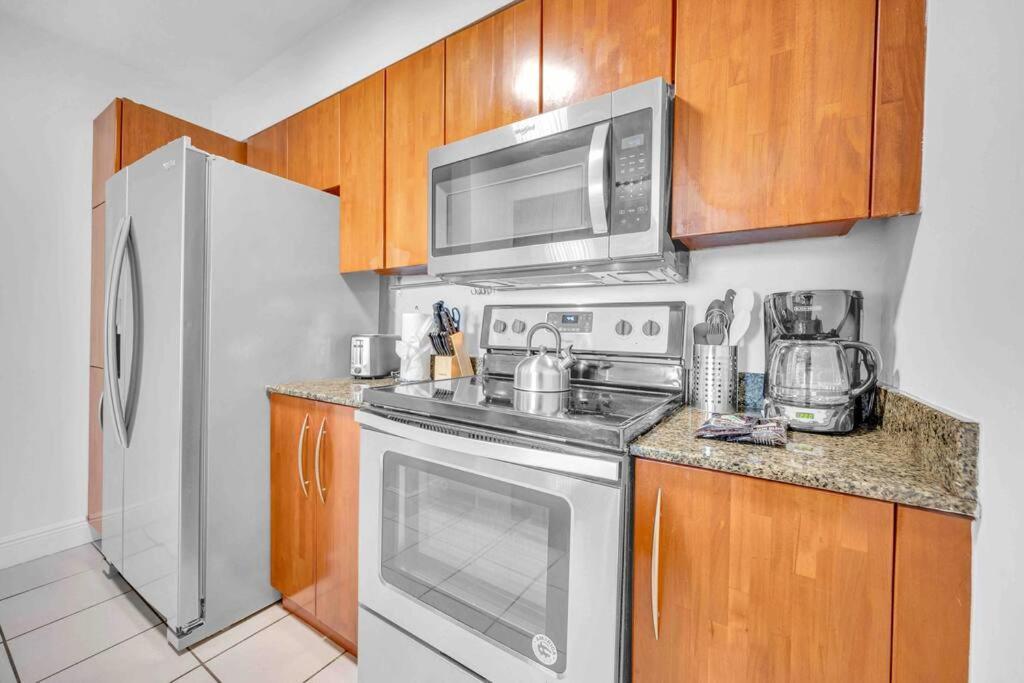 Ocean View 3 Bedrooms In W Parking Apartment Miami