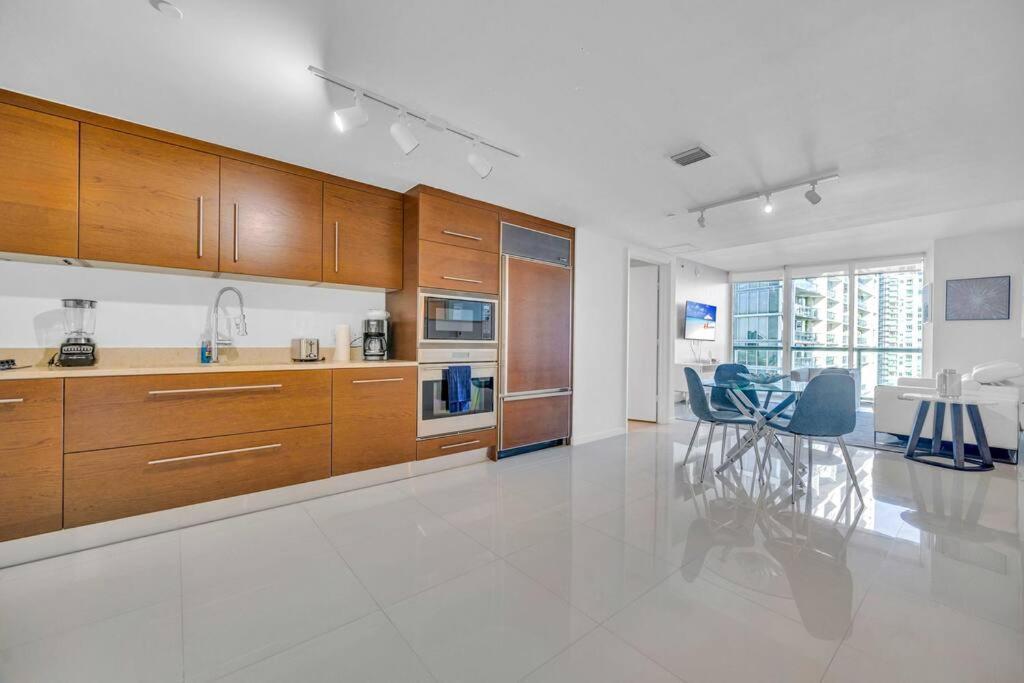Emblematic Unit At Icon In The Heart Of Brickell