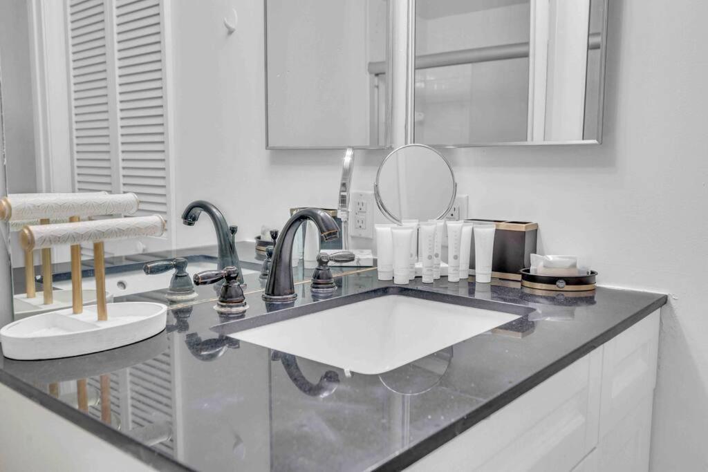 Iconic High Floor 3 Bedrooms In The Heart Of * Miami