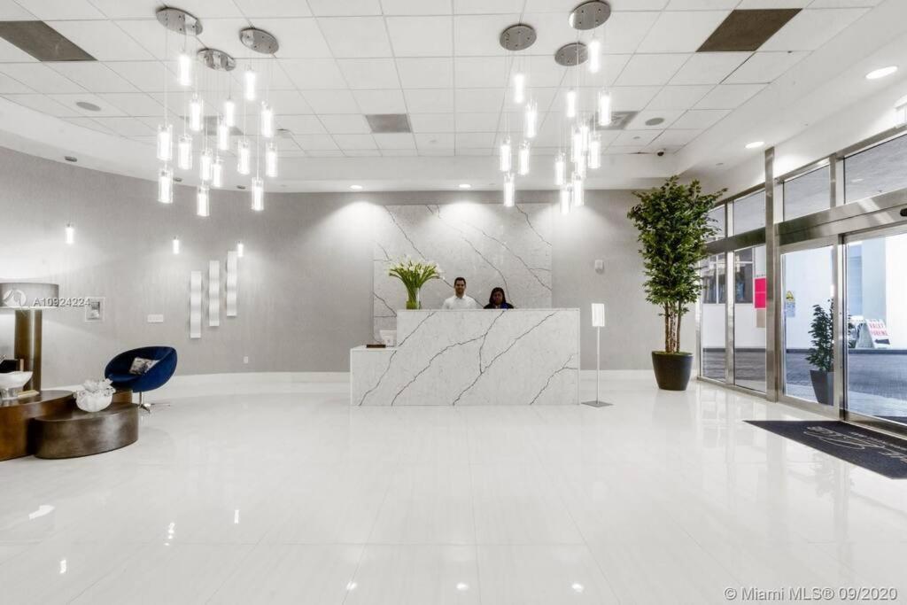 Spacious Ocean View Unit In The Heart Of Brickell *