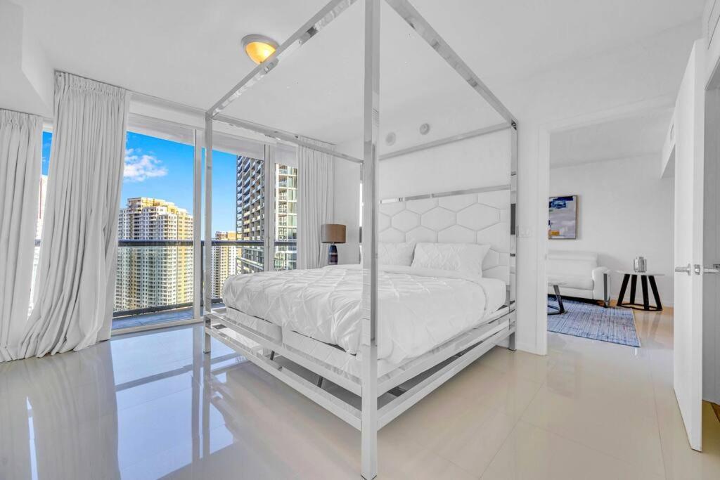Emblematic Unit At Icon In The Heart Of Brickell Miami