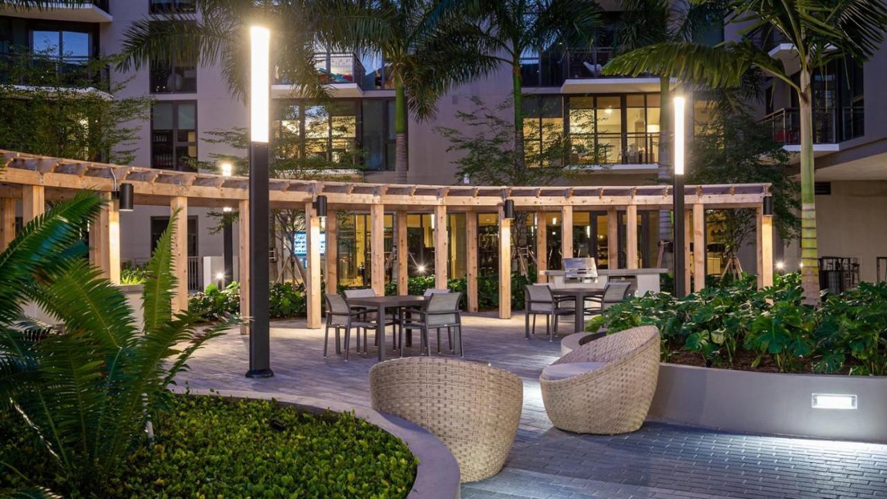 Upscale 2-bedroom Balcony And Pool View & Luxury Amenities In Miami-doral, Mins To Intl Apartment