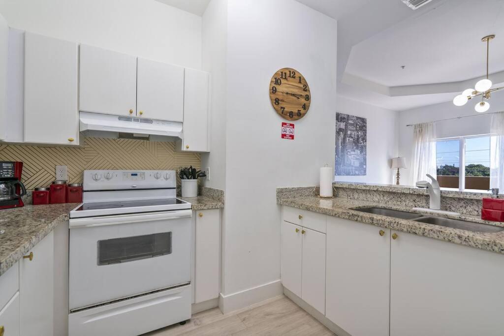 Near Airport 2 Story 2 Bedroom W/ Balcony
