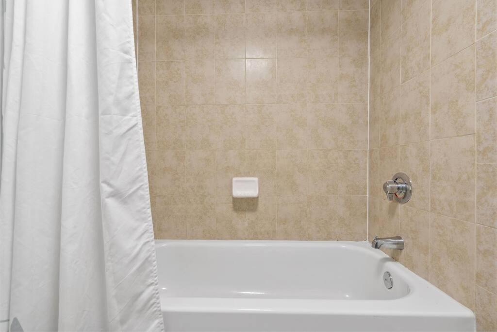 Near Airport 2 Story 2 Bedroom W/ Balcony