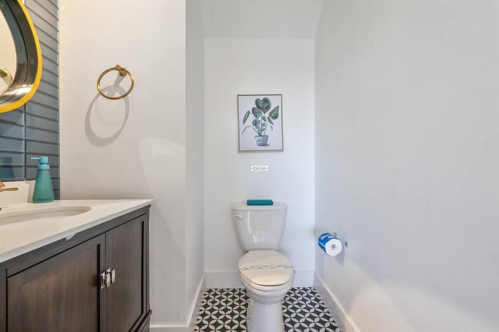 Near Airport 2 Story 2 Bedroom W/ Balcony * Miami