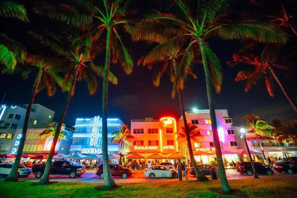 Casa de férias Lush Tropical Big Close To Airport, Calle 8, Coral Gables And Lots Amenities *