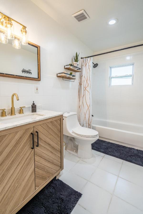 Apartment Renovated 2 Bd W/ Private Parking, Gallery & W/d *