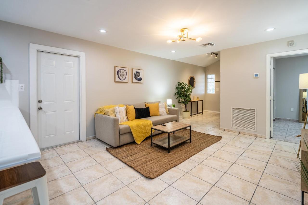Renovated 2 Bd W/ Private Parking, Gallery & W/d Apartment *